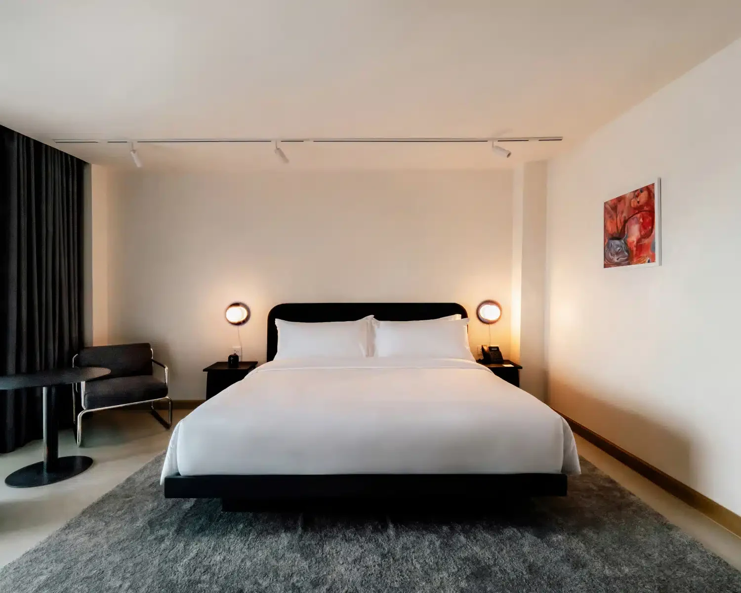 Deluxe King Riverview — temporary StandardX room photograph